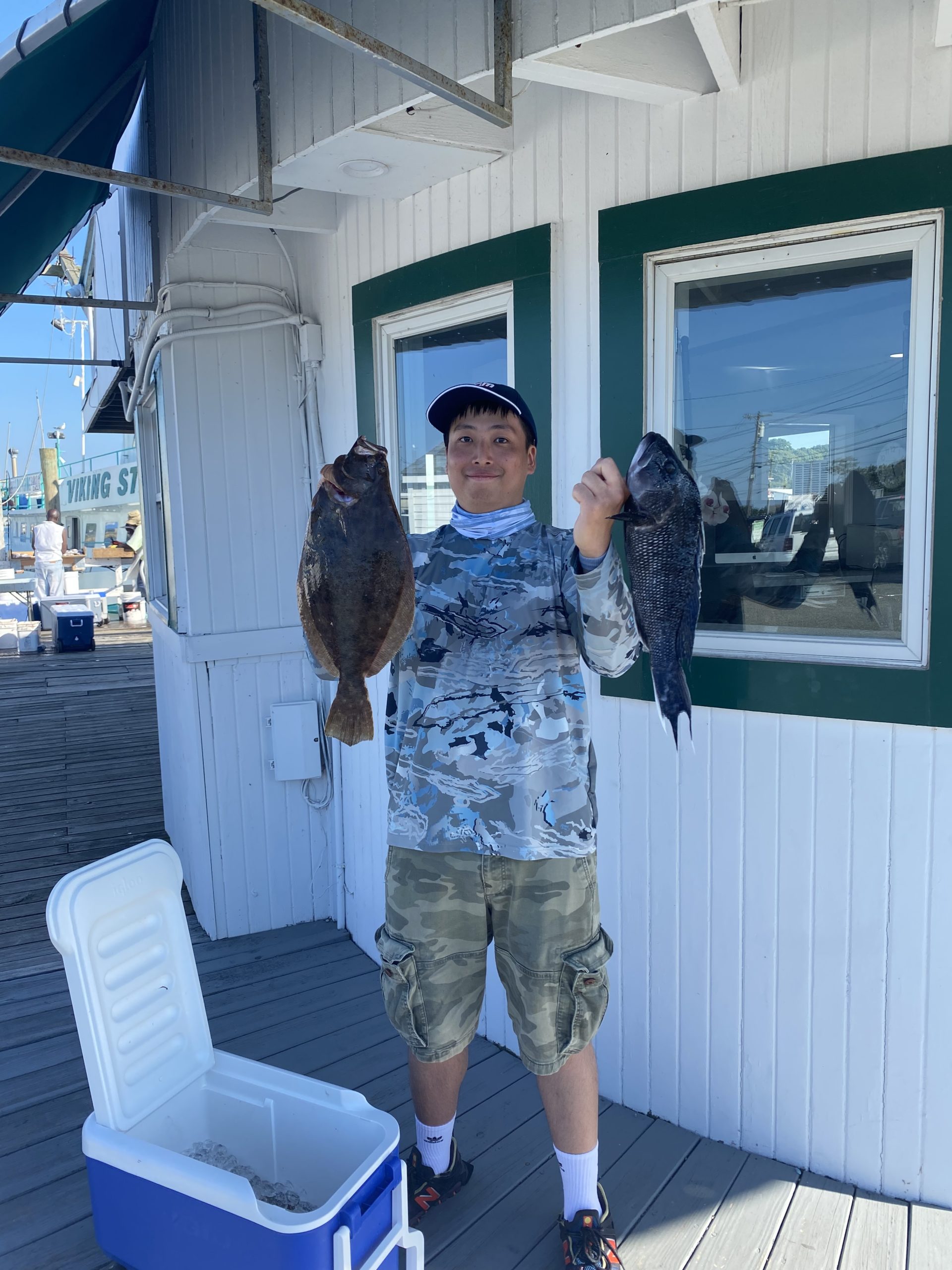 a statue of a man and a woman standing in front of a building