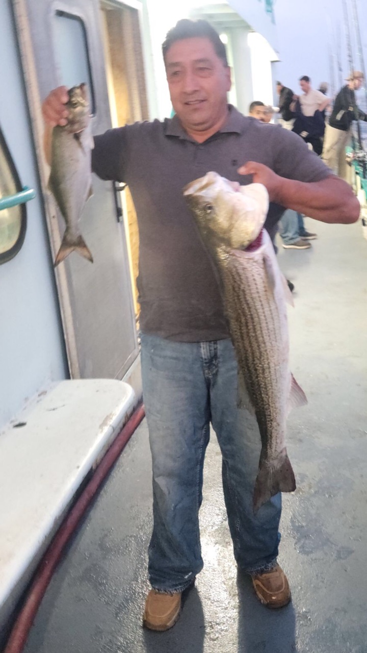 Mao Yushi holding a fish