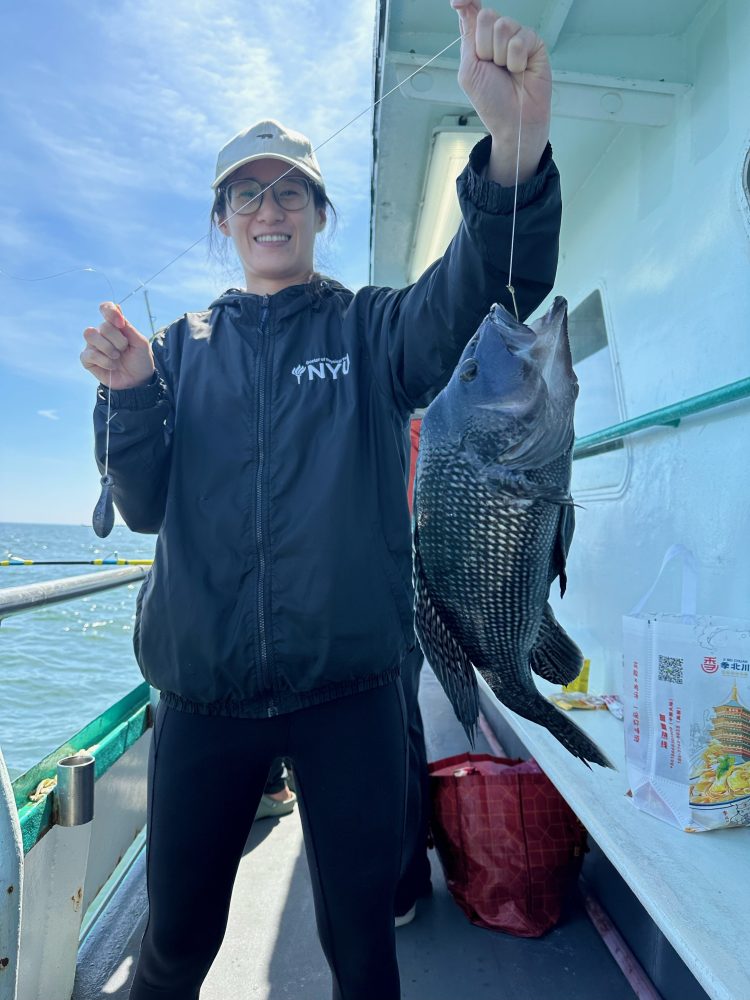 Pak Se-ri holding a fish